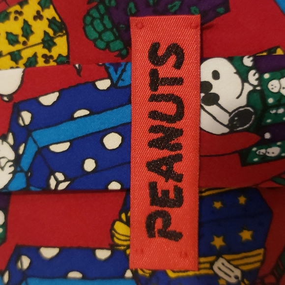 Peanuts | Men's 100% Silk Tie "Do Not Open Until Christmas" - Picture 5 of 8